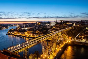 Vue sur Porto, Portugal, pendant le coucher du soleil