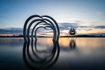 Het kunstwerk Timeline tijdens zonsopgang