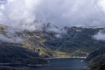 bewolkte lucht over noorwegse bergen van Sebastian Stef