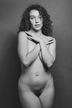 Schöne nackte Frau fotografiert in Vintage schwarz und weiß #231 von william langeveld