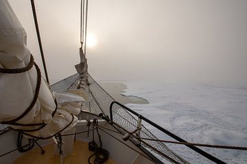 Tallship Antigua in het ijs van Peter Voogd