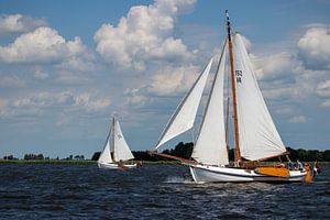 Historische Segelboote unter einem typisch niederländischen Himmel auf dem Heegermeer in Friesland von Arthur Scheltes