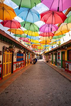 Kleurrijk paraplu straatje in Guatapé Colombia van Sonja Hogenboom