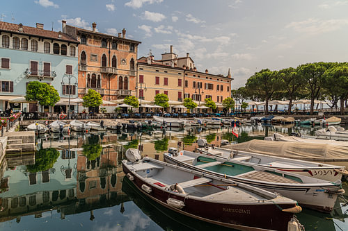 De oude haven van Desenzano in het ochtendlicht