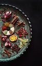 Awarded vrolijk palet met specerijen op antieke Turkse schaal. van Saskia Dingemans Awarded Photographer thumbnail
