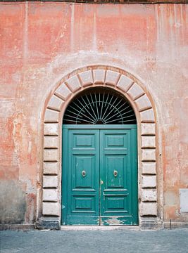Türkisgrüne Tür in Trastevere, Rom. Reisedruck Italien - Filmphotographiewandkunst bunt. von Raisa Zwart