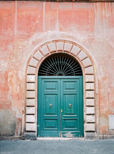 Türkisgrüne Tür in Trastevere, Rom. Reisedruck Italien - Filmphotographiewandkunst bunt. von Raisa Zwart Reisefotografiedrucke