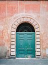 Turquoise groene deur in Trastevere, Rome. Foto print Italië - kleurrijke analoge fotografie van Raisa Zwart thumbnail