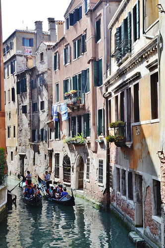 Venetië, Italië, doorkijkjes over de vele kanalen,