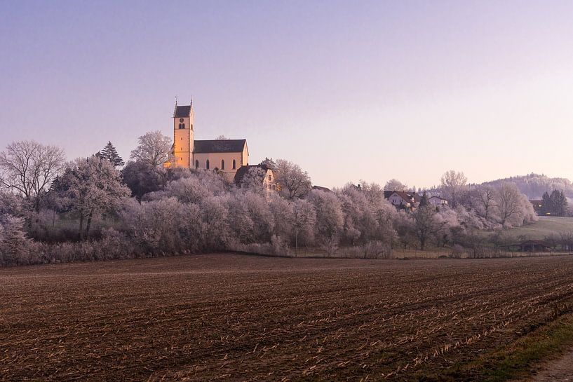 St Verena in Roggenbeuren op een winteravond van Jan Schuler