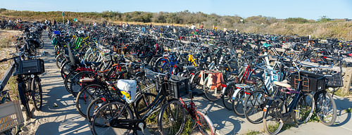 panorama van geparkeerde fietsen in een stalling in de duinen tijdens de eclips 2026 in Den Haag, Nederland