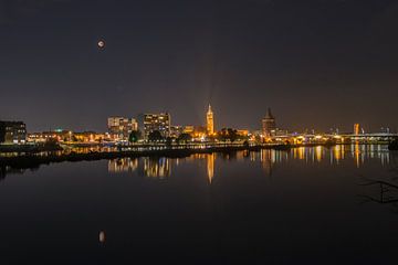 Nachtelijke skyline Roermond met bloedmaan. von Martin de Bock