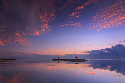 Tempel in de zee Bali Sanur zonsopgang
