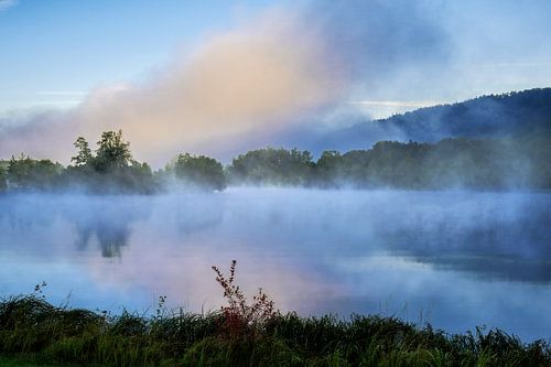 Matin brumeux au lac Kratzmühl dans l'Altmühltal