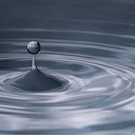 Stijgende waterdruppel van Raphotography