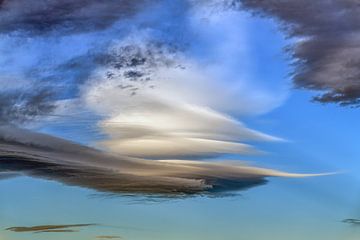 Een lenticularis wolk met een blauwe lucht als achtergrond