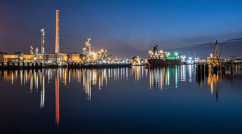 rotterdam shell pernis raffinerie raffinerie blue hour schiffe