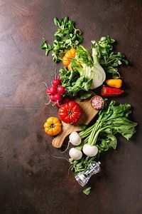 SF 12484994 Frisches Gemüse auf Holzplanke von BeeldigBeeld Food & Lifestyle
