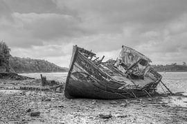 HDR urbex Cimetiere a bateaux scheepskerkhof te Quelmer bretagne van W J Kok
