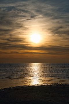 Zonsondergang op het strand van Poel, romantisch van Martin Köbsch