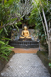 Goldener Buddha im verborgenen Tempelgarten von Brahmavihara Arama, Bali von Fotos by Jan Wehnert