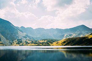 Sonnenlicht auf Berghang bei Meer von Patrycja Polechonska