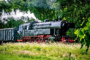 Eine Dampflokomotive fährt durch die Landschaft