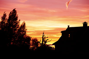 Droomhuis met een dromerige zonsondergang