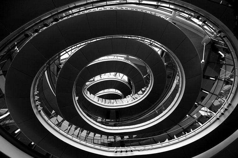 Going in circles by Wytze Plantenga