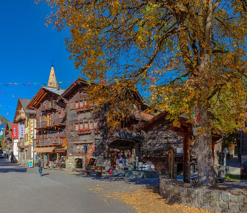 Die traditionellen Holzhäuser eines Walliser Dorfes, Evolène, Wallis Wallis, Schweiz von Rene van der Meer