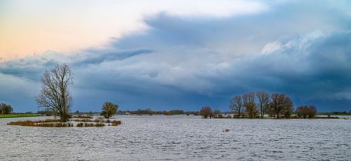 Donkere lucht boven de IJssel