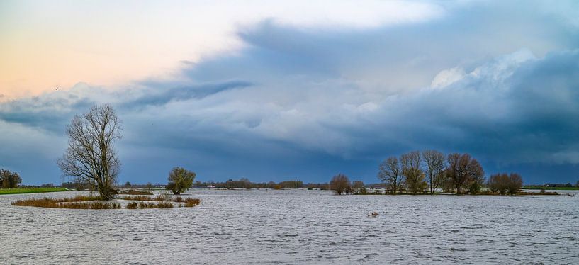Donkere lucht boven de IJssel van Sjoerd van der Wal Fotografie