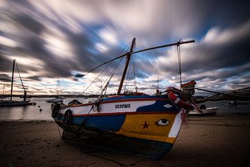 vissersboot Alvor, Portugal van Winne Köhn