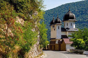 Het Mraconia klooster aan de Donau in Roemenië van Roland Brack