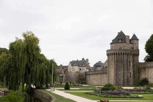 Alte, historische Stadtmauern und Park in Vannes, Bretagne, im Sommer