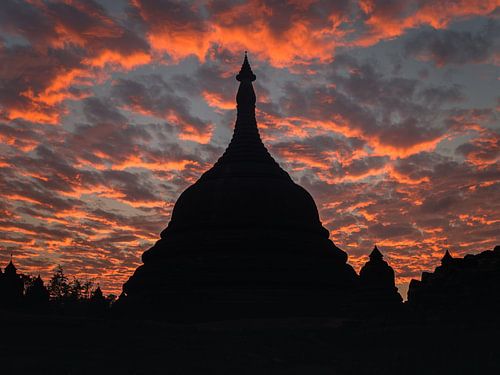 Tempel bij zonsondergang, Mrauk U, Myanmar von Annemarie Arensen