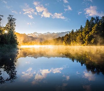 Zonsopgang bij Lake Matheson, Nieuw Zeeland van Christian Müringer