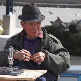 Kleermaker op de markt in Guantualo, Ecuador van Iris Timmerman