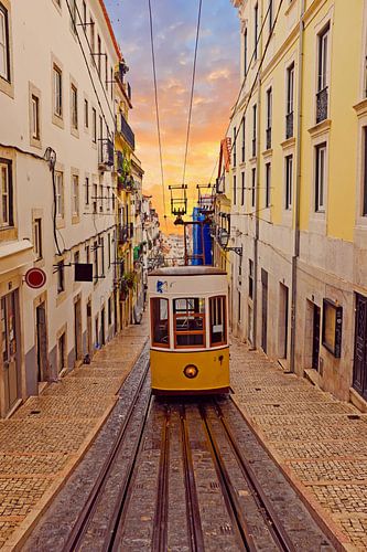 Traditionele Bica tram rijdend in Lissabon Portugal bij zonsondergang