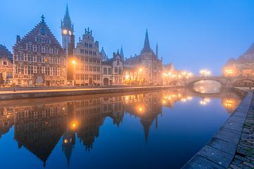 Neblige Blue Hour in Gent (2) von Luc van der Krabben