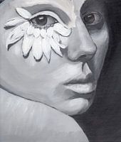Vrouw met bloem voor haar oog