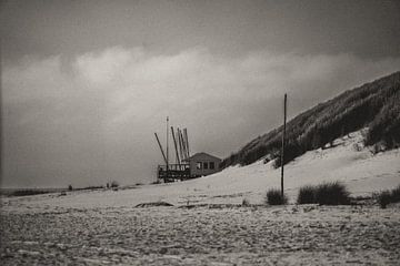 Een strandhuisje op Ameland van Images by Saskia - Foto & Film