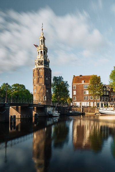 Montelbaan-Turm, Kanal und alte Häuser in Amsterdam, Niederlande. von Lorena Cirstea