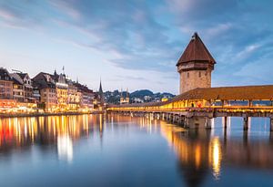 Kapellbrücke Luzern in the blue hour van Ilya Korzelius