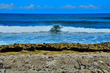 Küste und Meer am Playa Kanoa von Karel Frielink