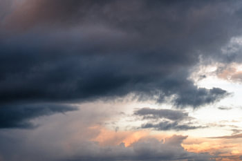 Clairières avec coucher de soleil