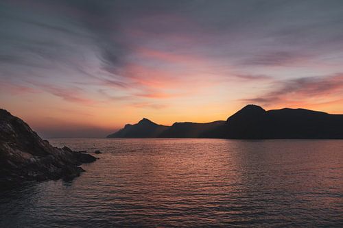zonsondergang aan de Mediterraanse zee