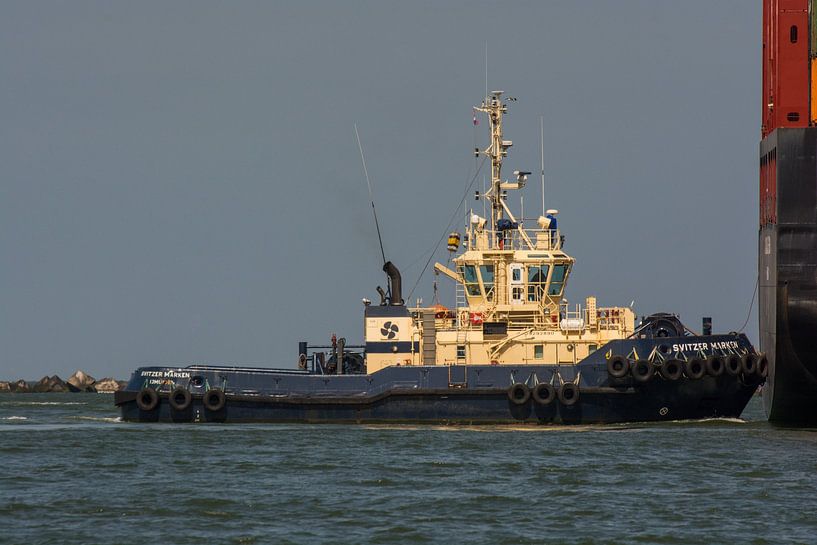 Schlepper beim Umlegen des Schleppseils. von scheepskijkerhavenfotografie