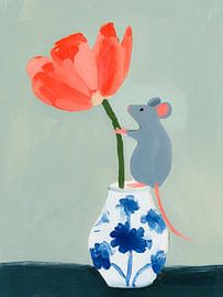 Adorable souris avec une tulipe dans un petit vase de Delft
