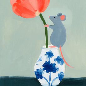 Süße Maus mit Tulpe in einem Delfter Vase von But First Framing